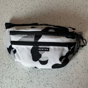 Burton 3L Hip Pack in White/Black/Gray Camo